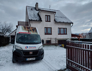 Zateplení stropu rodinného domu pomocí foukané izolace